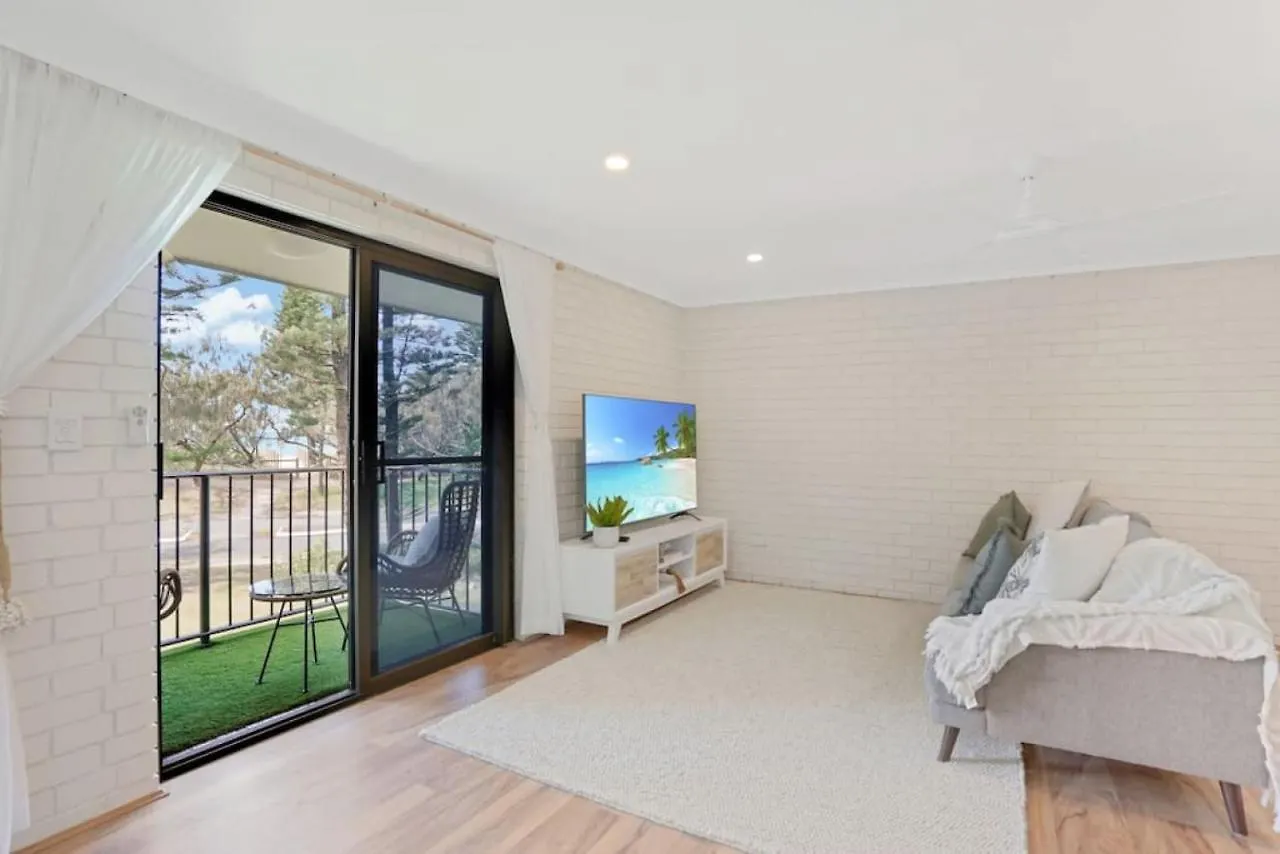 Beachfront Styled 2 Bedroom Apt W Pool At Buddina